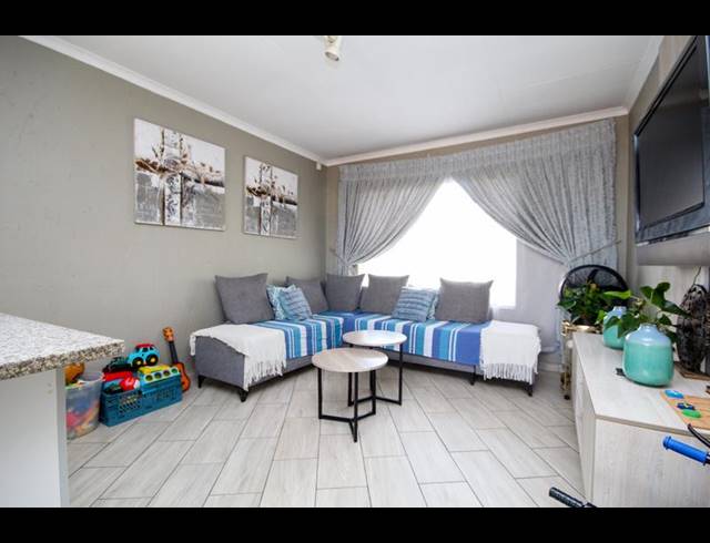 2 BEDROOM APARTMENT FOR SALE IN THATCHFIELD